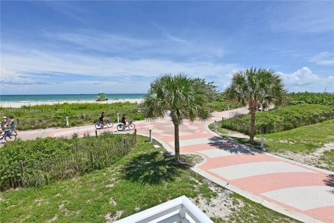 Condo in Miami Beach, Florida, 1 bedroom  № 1353794 - photo 24