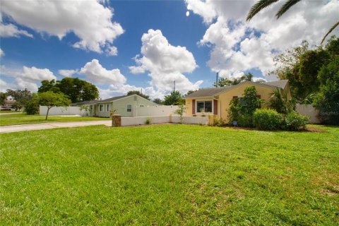 Villa ou maison à vendre à Saint Petersburg, Floride: 2 chambres, 74.14 m2 № 1344870 - photo 1