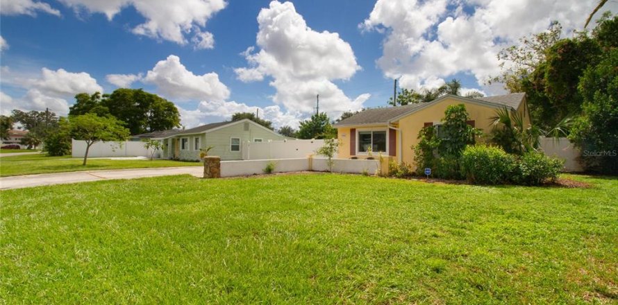 House in Saint Petersburg, Florida 2 bedrooms, 74.14 sq.m. № 1344870