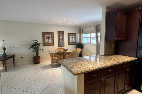 Condo in Hallandale Beach, Florida, 1 bedroom  № 1328864 - photo 7