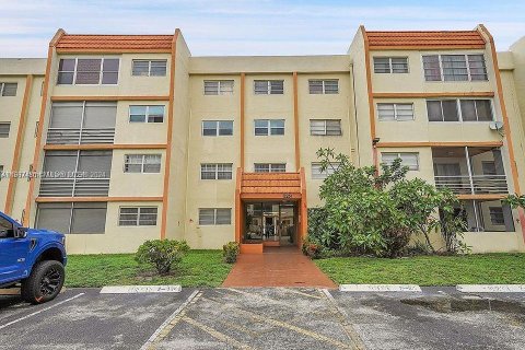 Condo in Lauderhill, Florida, 2 bedrooms  № 1381946 - photo 1