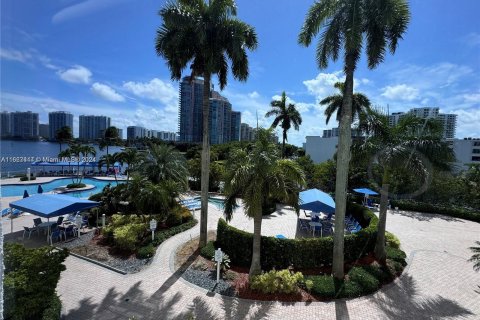 Condo in Aventura, Florida, 2 bedrooms  № 1382040 - photo 17