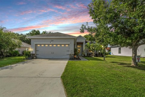 House in Winter Haven, Florida 3 bedrooms, 191.56 sq.m. № 1349857 - photo 1