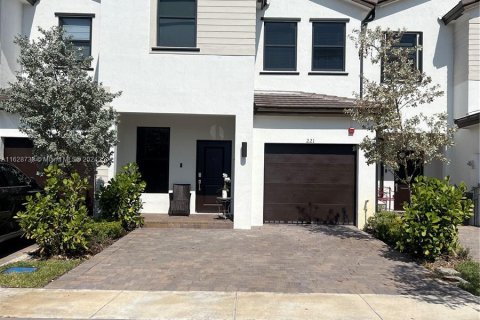 Townhouse in Pembroke Pines, Florida 3 bedrooms, 157.93 sq.m. № 1282736 - photo 1