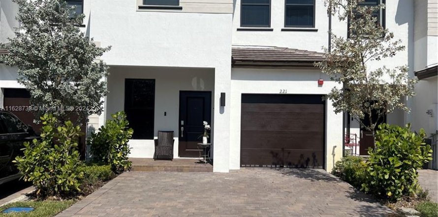 Townhouse in Pembroke Pines, Florida 3 bedrooms, 157.93 sq.m. № 1282736