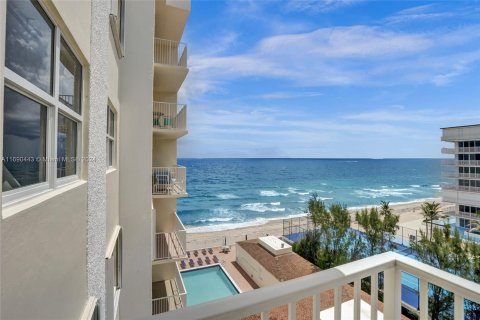 Condo in South Palm Beach, Florida, 2 bedrooms  № 1435262 - photo 1