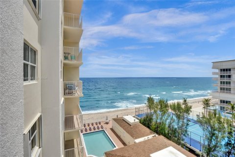 Condo in South Palm Beach, Florida, 2 bedrooms  № 1435262 - photo 2