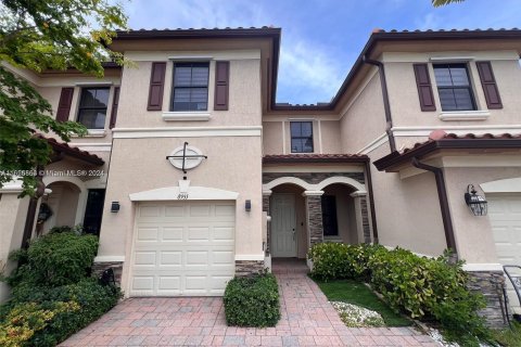 Townhouse in Hialeah, Florida 3 bedrooms, 147.9 sq.m. № 1355211 - photo 1