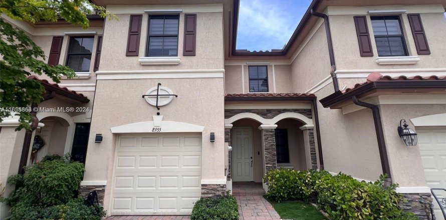 Townhouse in Hialeah, Florida 3 bedrooms, 147.9 sq.m. № 1355211