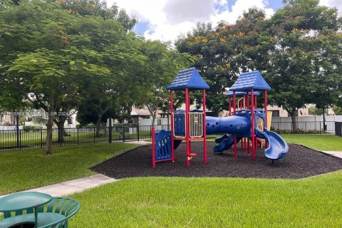 Townhouse in Hialeah, Florida 3 bedrooms, 147.9 sq.m. № 1355211 - photo 21