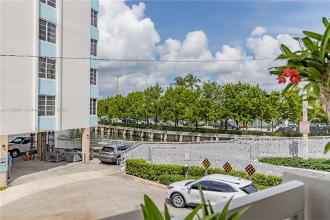 Condo in Miami Beach, Florida, 1 bedroom  № 1355209 - photo 22