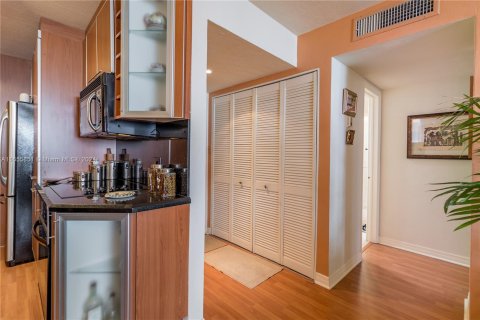 Condo in Miami Beach, Florida, 1 bedroom  № 1355209 - photo 20