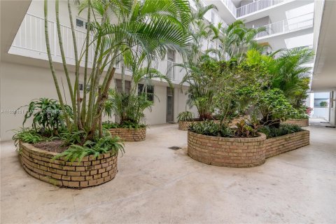 Condo in Miami Beach, Florida, 1 bedroom  № 1355209 - photo 11