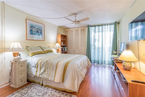 Condo in Miami Beach, Florida, 1 bedroom  № 1355209 - photo 15