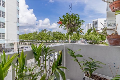 Condo in Miami Beach, Florida, 1 bedroom  № 1355209 - photo 18