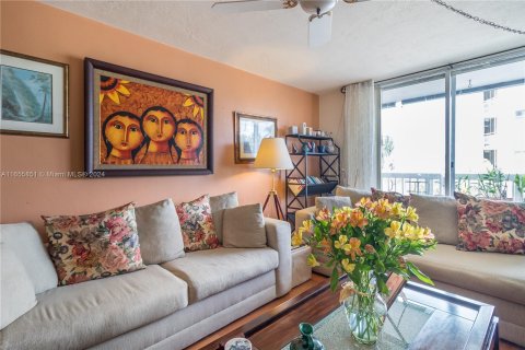 Condo in Miami Beach, Florida, 1 bedroom  № 1355209 - photo 13