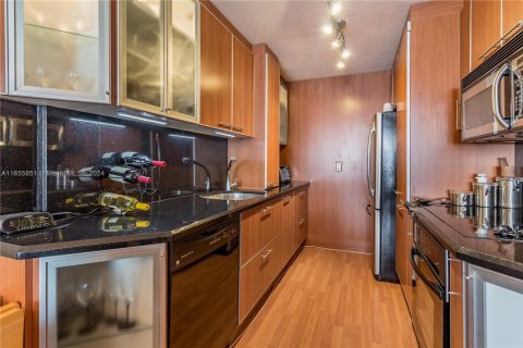 Condo in Miami Beach, Florida, 1 bedroom  № 1355209 - photo 19