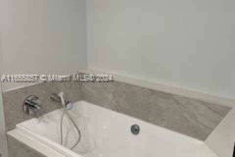 Condo in Miami, Florida, 2 bedrooms  № 1355213 - photo 19