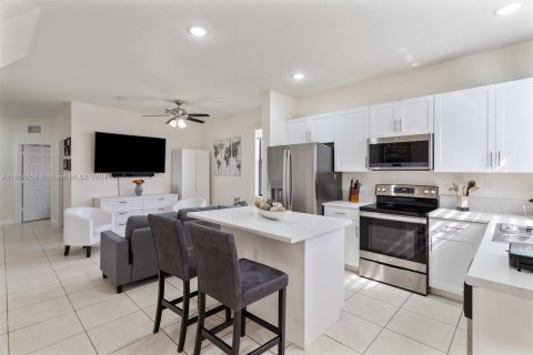 Casa en venta en Hialeah, Florida, 3 dormitorios, 123.75 m2 № 1381932 - foto 4