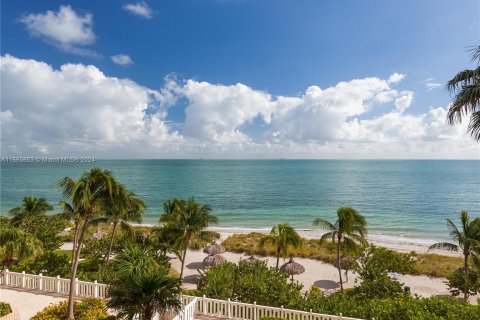 Condo in Key Biscayne, Florida, 2 bedrooms  № 1381980 - photo 1