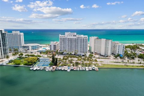 Condo in Miami Beach, Florida, 1 bedroom  № 1188941 - photo 1