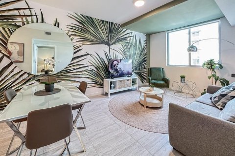 Condo in Miami, Florida, 1 bedroom  № 1188363 - photo 1