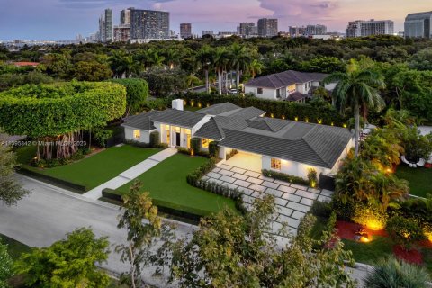 Villa ou maison à vendre à Miami, Floride: 5 chambres, 402.64 m2 № 535722 - photo 1