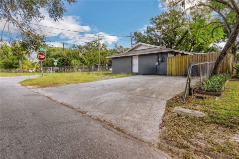 House in Tampa, Florida 4 bedrooms, 130.43 sq.m. № 1422070 - photo 3