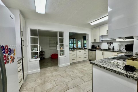 Villa ou maison à louer à Cutler Bay, Floride: 3 chambres, 176.24 m2 № 1358609 - photo 4