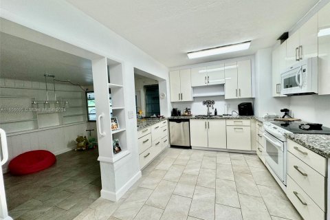 Villa ou maison à louer à Cutler Bay, Floride: 3 chambres, 176.24 m2 № 1358609 - photo 7