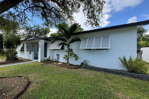 House in Cutler Bay, Florida 3 bedrooms, 176.24 sq.m. № 1358609 - photo 1