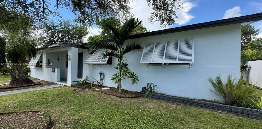 House in Cutler Bay, Florida 3 bedrooms, 176.24 sq.m. № 1358609