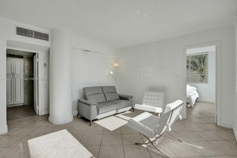 Condo in Miami Beach, Florida, 2 bedrooms  № 1099484 - photo 12