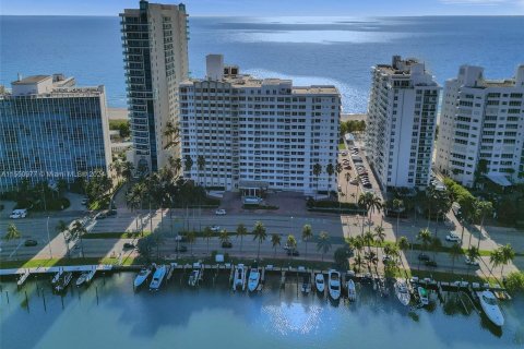 Condo in Miami Beach, Florida, 2 bedrooms  № 1099484 - photo 29