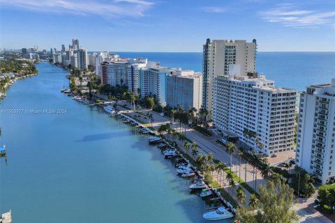 Condo in Miami Beach, Florida, 2 bedrooms  № 1099484 - photo 28