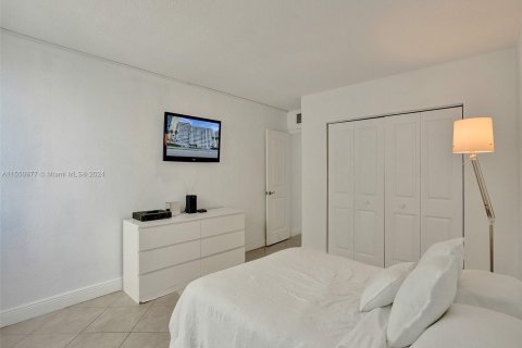 Condo in Miami Beach, Florida, 2 bedrooms  № 1099484 - photo 23