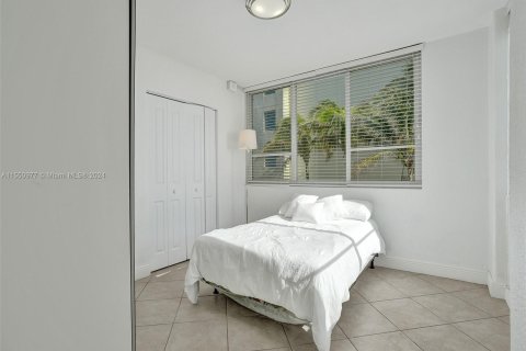 Condo in Miami Beach, Florida, 2 bedrooms  № 1099484 - photo 16