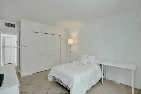 Condo in Miami Beach, Florida, 2 bedrooms  № 1099484 - photo 22