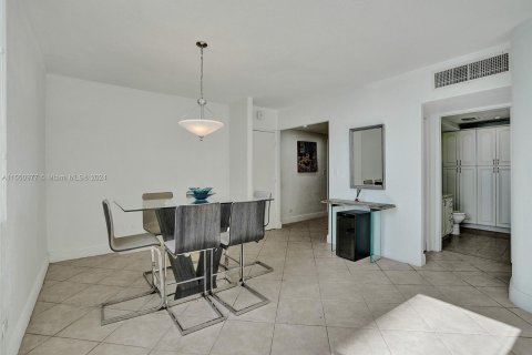 Condo in Miami Beach, Florida, 2 bedrooms  № 1099484 - photo 11