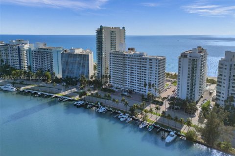 Condo in Miami Beach, Florida, 2 bedrooms  № 1099484 - photo 27