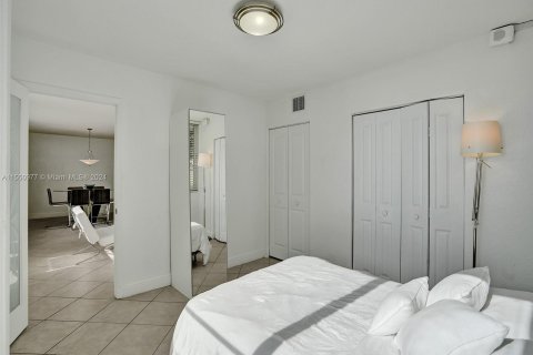 Condo in Miami Beach, Florida, 2 bedrooms  № 1099484 - photo 15