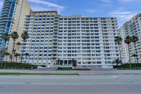 Condo in Miami Beach, Florida, 2 bedrooms  № 1099484 - photo 1