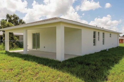 House in Lehigh Acres, Florida 3 bedrooms, 130.62 sq.m. № 875824 - photo 3