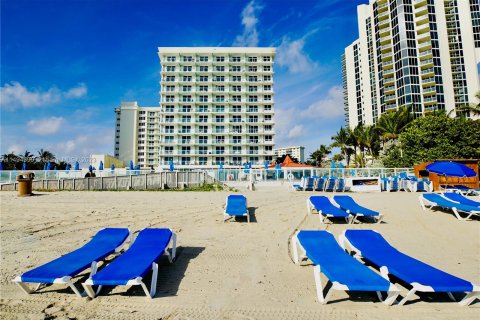 Studio in the Condo in Sunny Isles Beach, Florida  № 873442 - photo 5