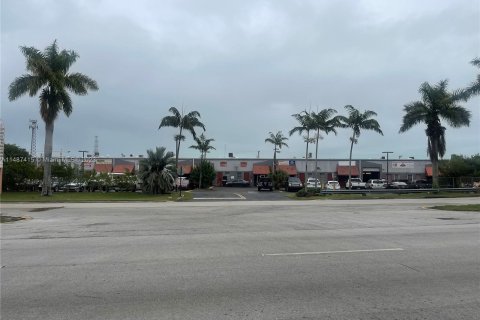 Commercial property in Cutler Bay, Florida № 843525 - photo 15