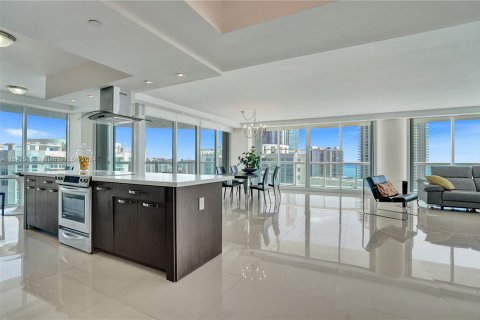 Condo in Sunny Isles Beach, Florida, 3 bedrooms  № 1329996 - photo 2