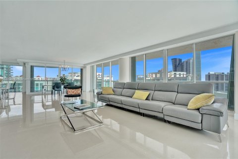 Condo in Sunny Isles Beach, Florida, 3 bedrooms  № 1329996 - photo 12