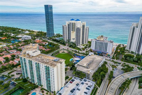 Condo in Sunny Isles Beach, Florida, 2 bedrooms  № 1329995 - photo 28