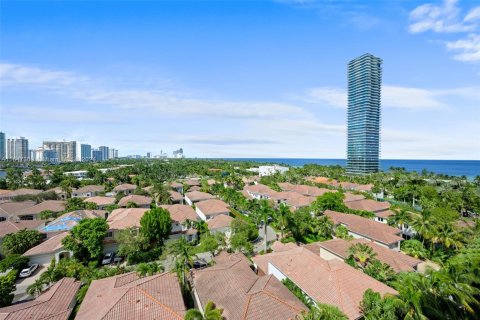 Condo in Sunny Isles Beach, Florida, 2 bedrooms  № 1329995 - photo 1