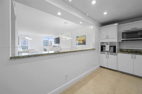 Condo in Sunny Isles Beach, Florida, 2 bedrooms  № 1329995 - photo 11